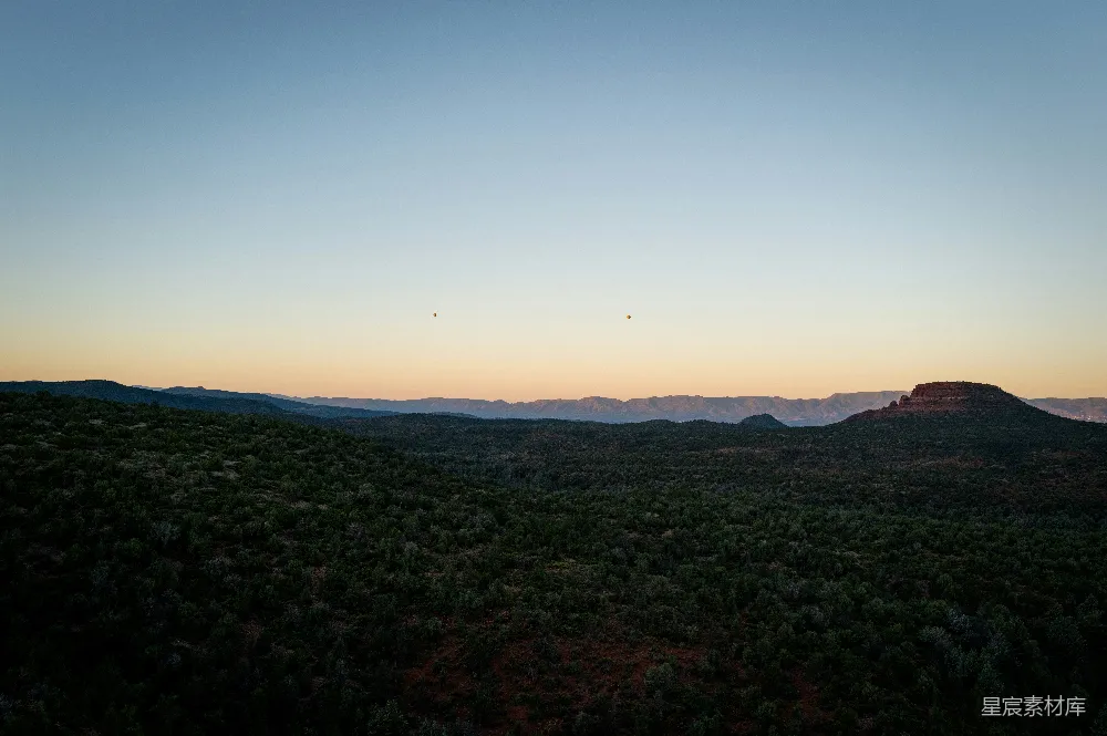 夕阳下的山峦美景
