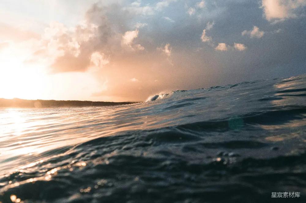 云下的海浪在白天