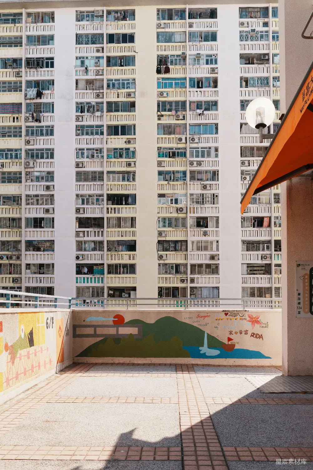 高公寓建筑有很多窗户和阳台。