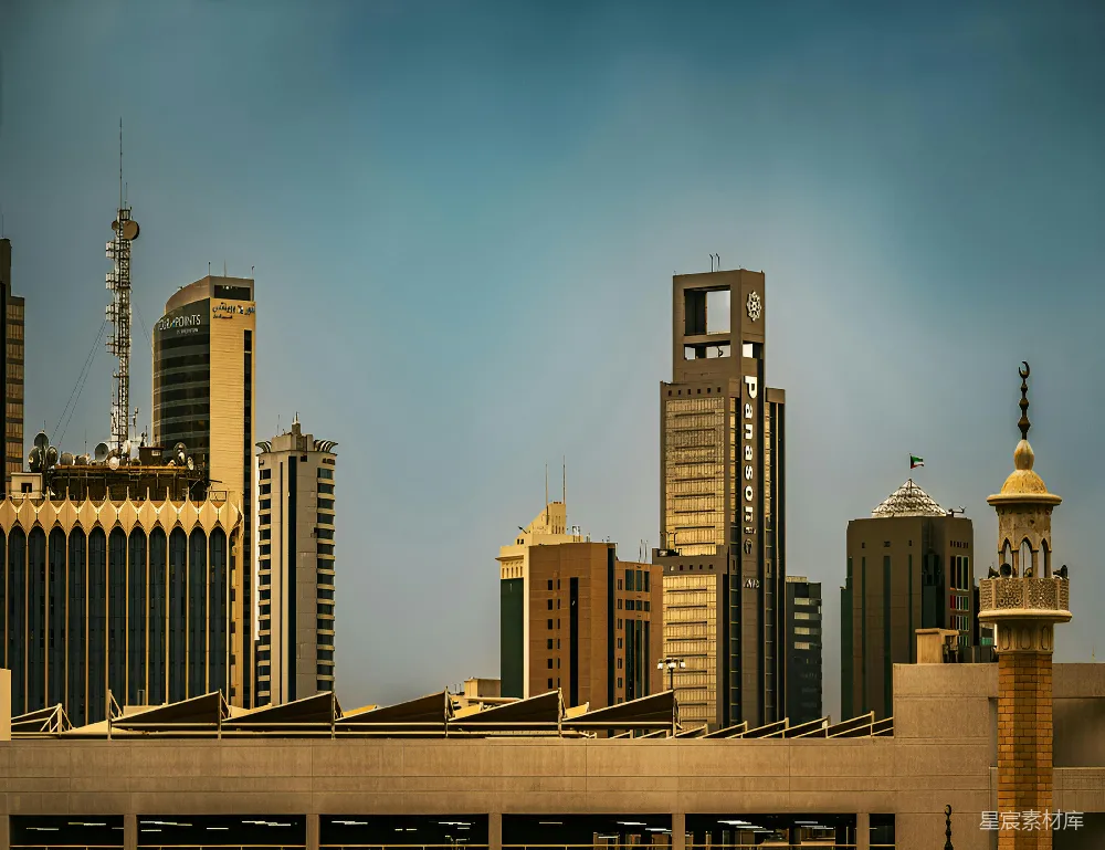 现代 skyscrapers 和 一个清朗天空 下 方的 高塔 和 圣所 石塔