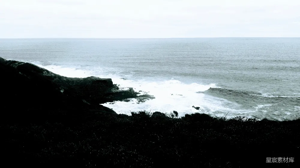 岩石嶙峋的海岸，海浪拍打着它。