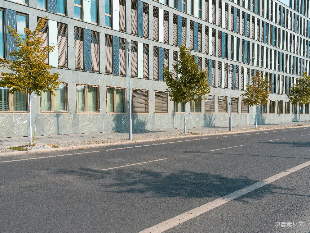 空旷的大楼前面的一条街道