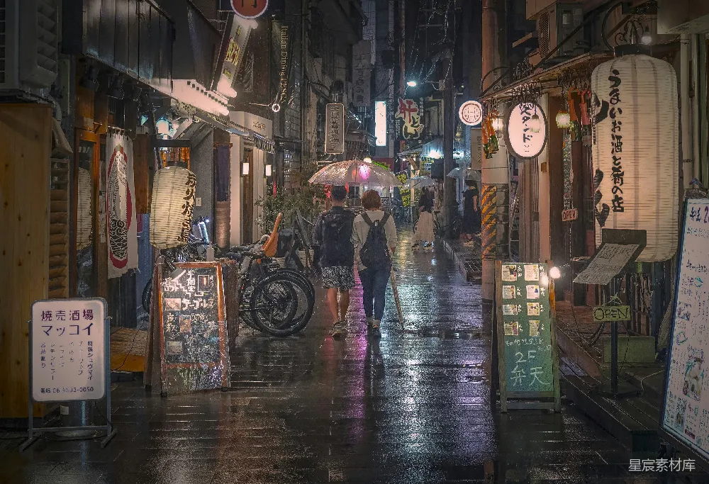 几个人在街上行走，手中拿着雨伞。