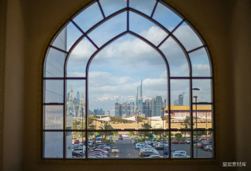 透过 stained glass 窗户看的一片城市景色