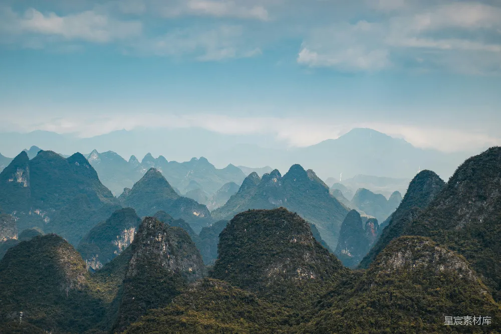 绿山蓝雾中的 jagged 山峦