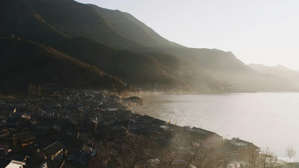 被山和房屋环绕的水域