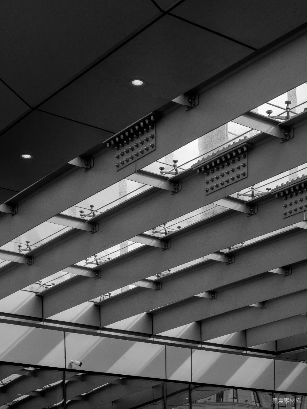 现代建筑结构采用钢梁和玻璃天花板。