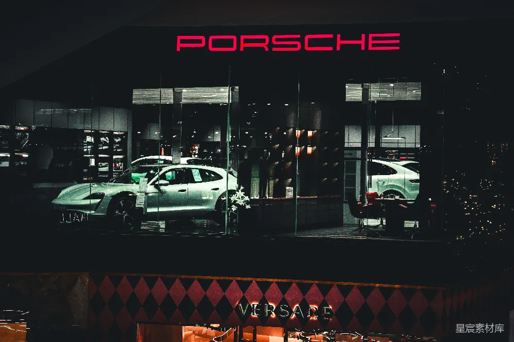 夜间汽车展厅里的展示车