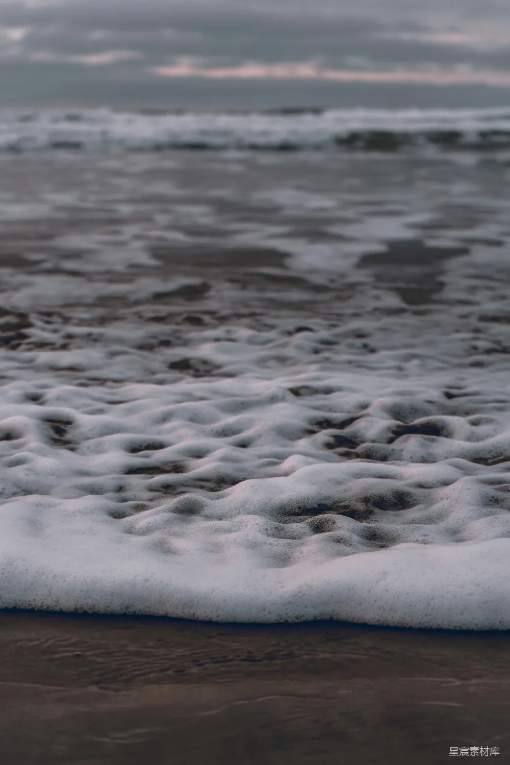 海滩上的一处特写镜头：海浪