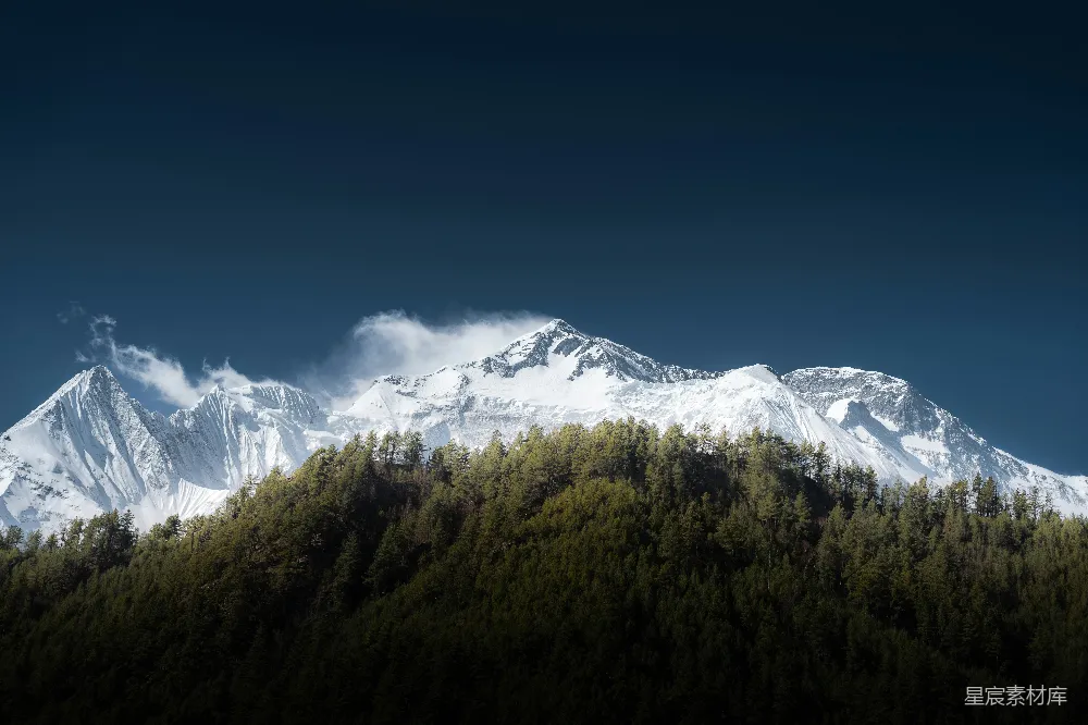 高清摄影 实验性 自然 旅行 壁纸 一座覆盖着雪和树木的山，蓝天白云下