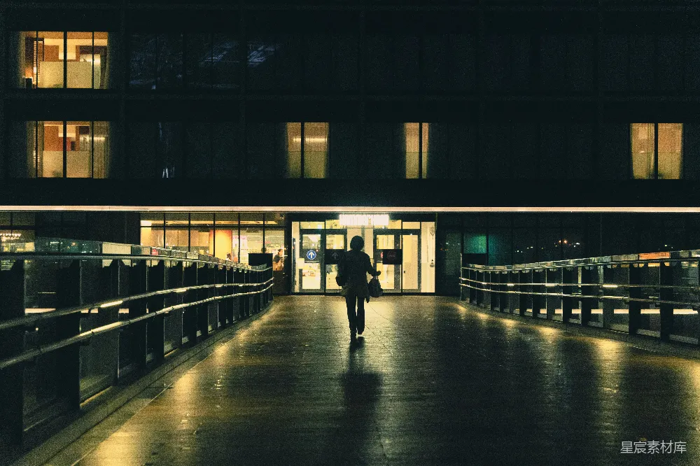 夜晚一个人走在小径上