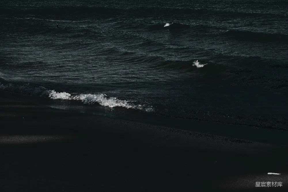 高清摄影 自然 白天海浪拍打岸边的景象