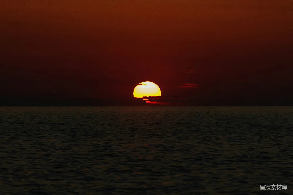 夕阳西下，映照着大海。