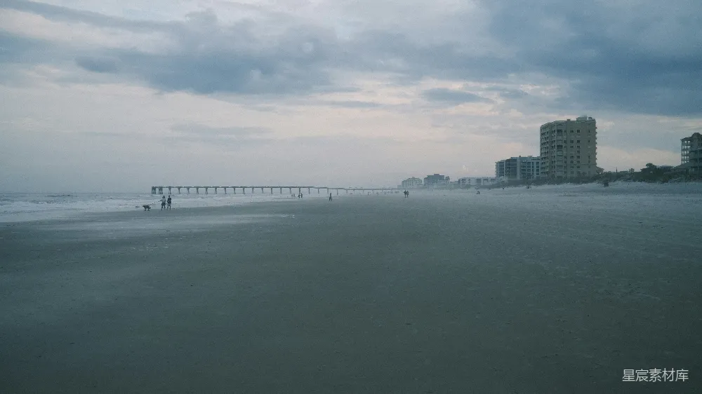 海边一个人在沙滩上行走