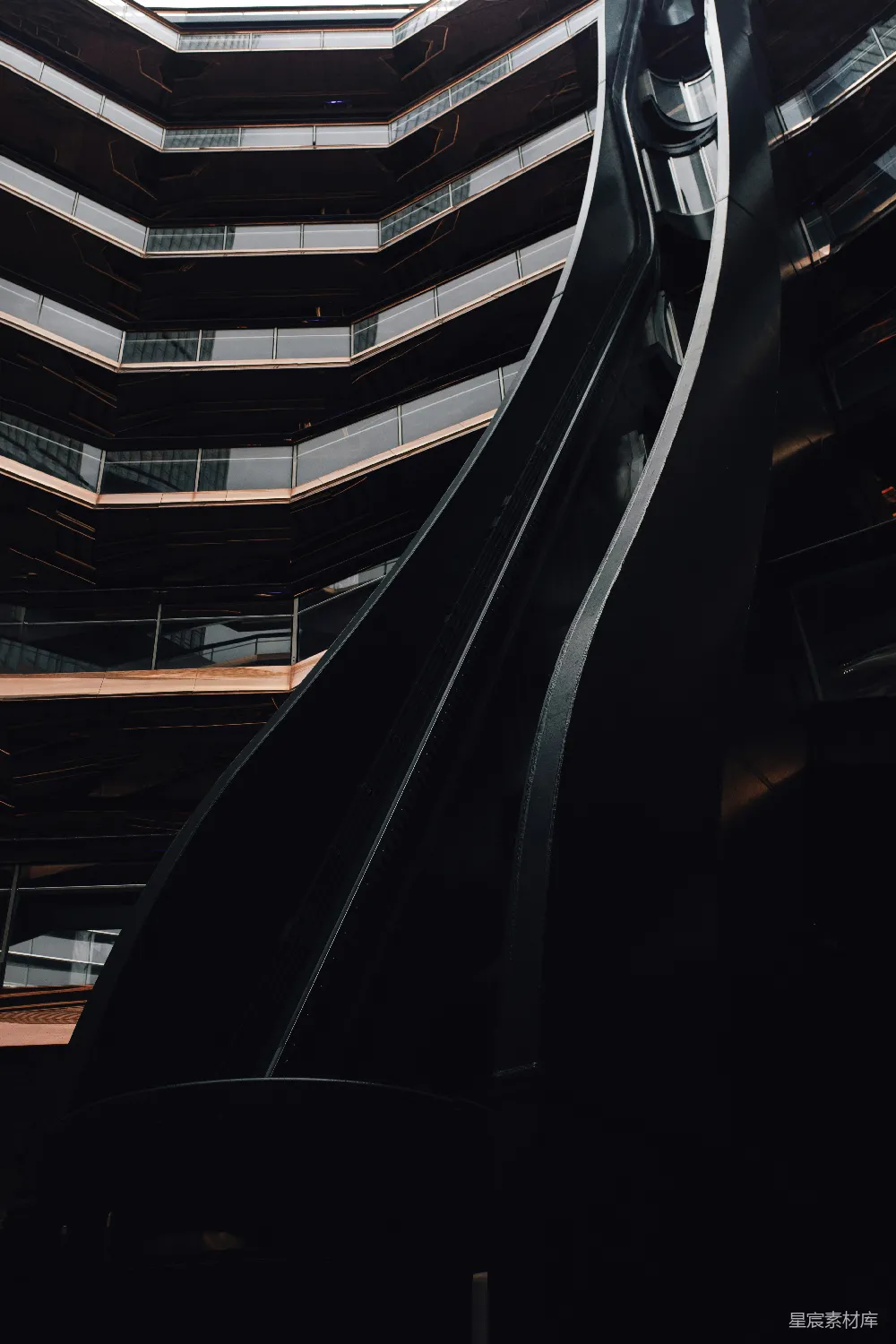 高清摄影 壁纸 一座高楼，其侧面有一条螺旋楼梯向上延伸。