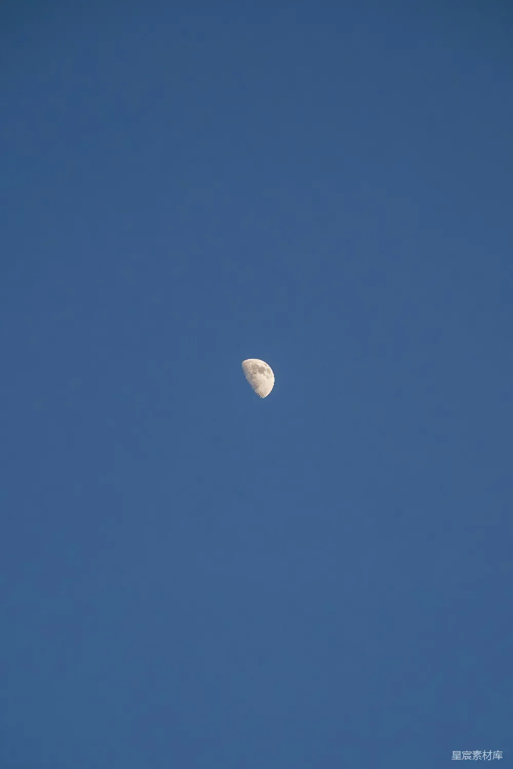 高清摄影  满月在天空中