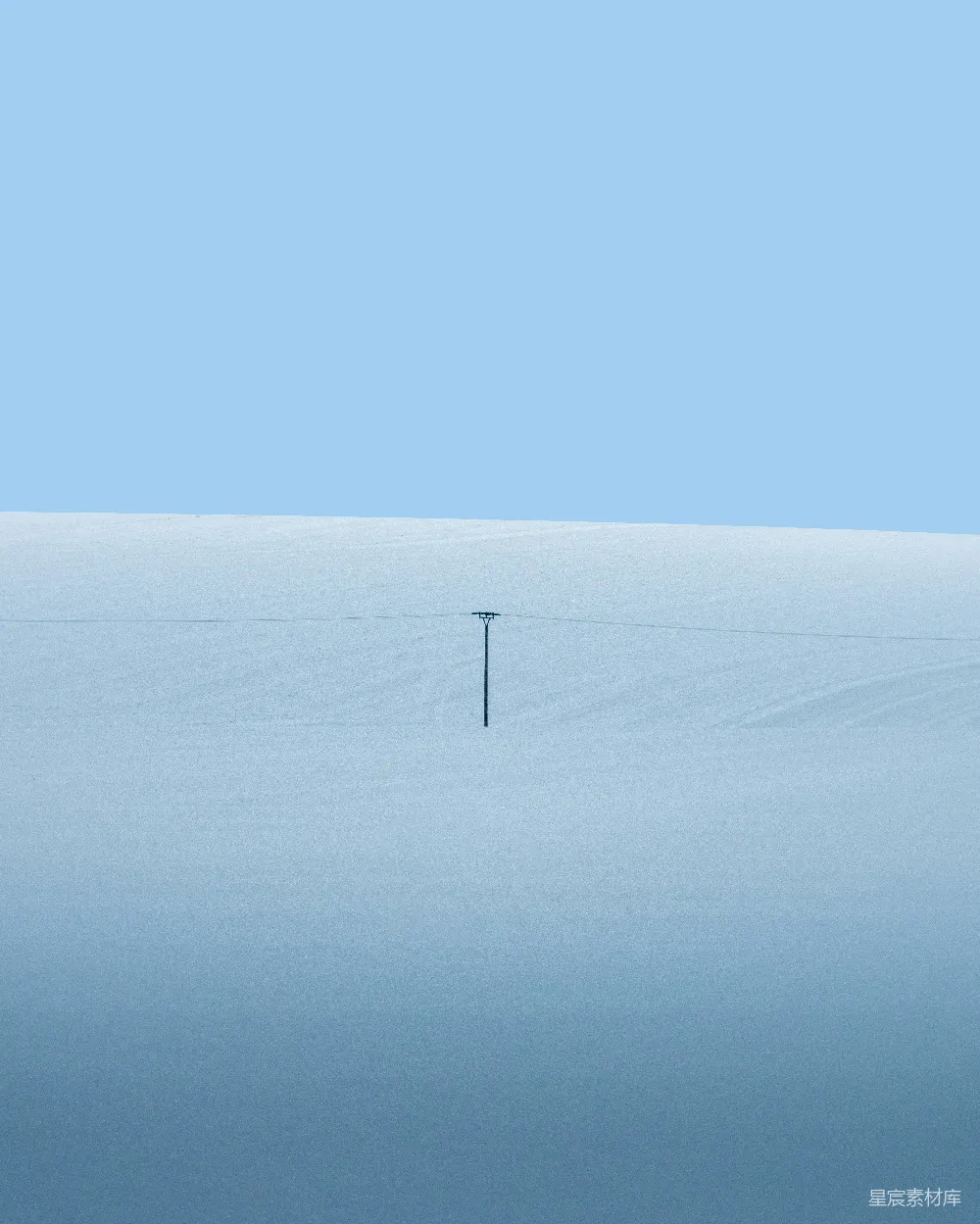 高清摄影 自然 壁纸 白色的风力发电机在白色的雪地上