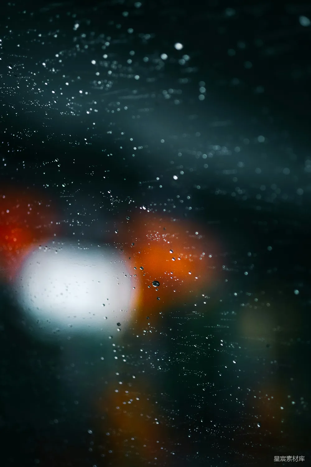 高清摄影  雨中模糊的路灯图像