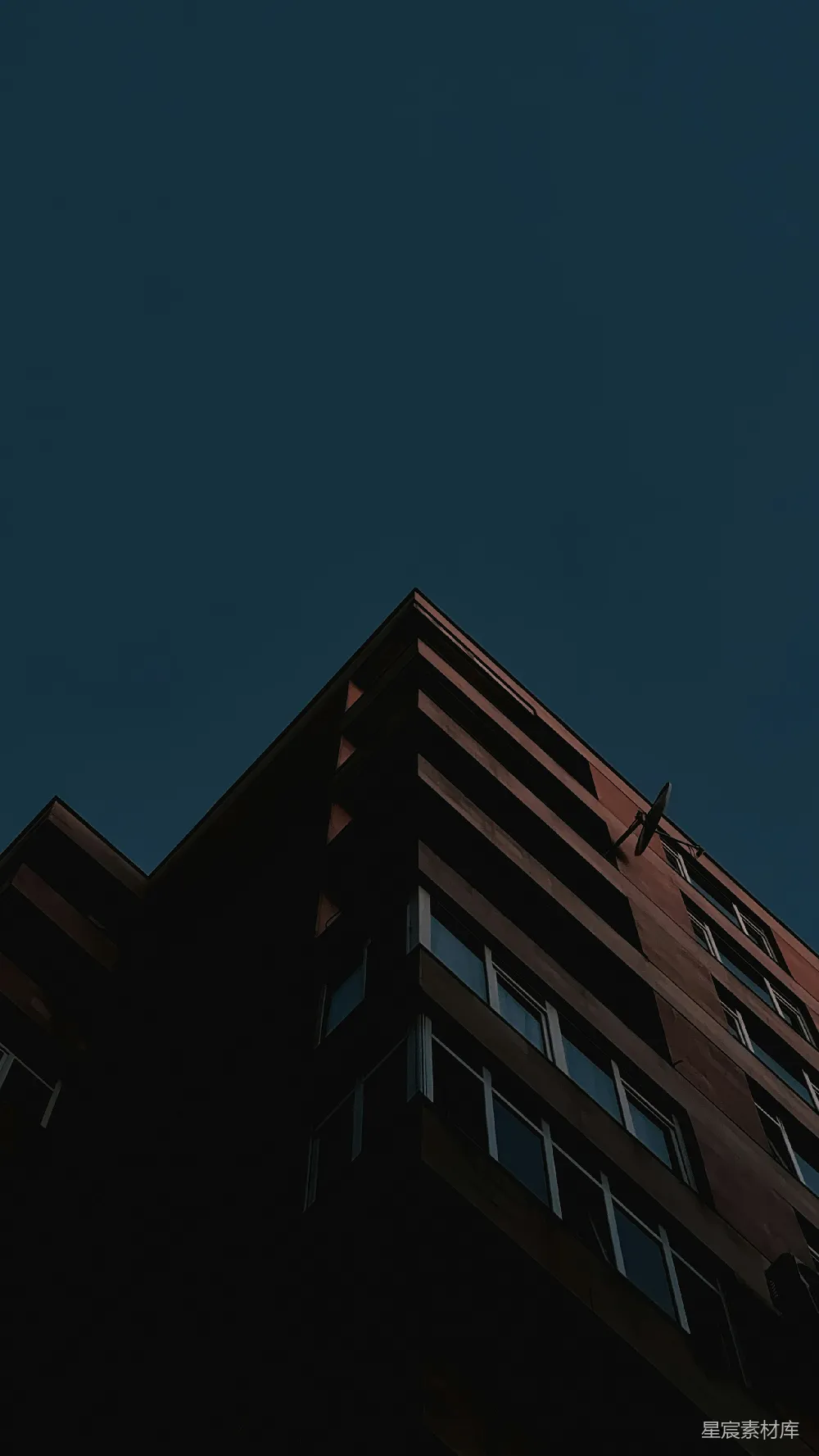 高清摄影 壁纸 一座高大的建筑，顶部有一个钟。