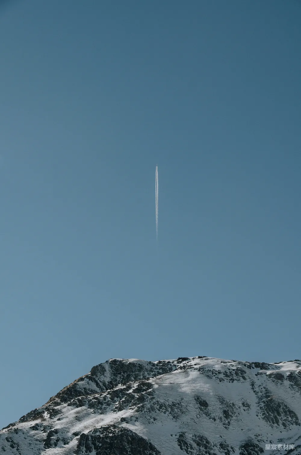 高清摄影 自然 一架飞机飞过积雪覆盖的山脉上空