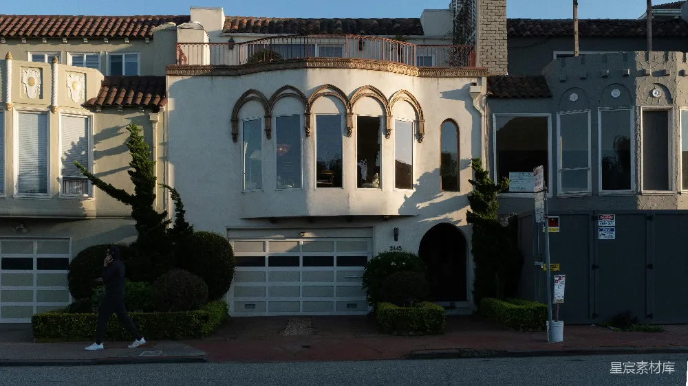 白色和棕色的混凝土建筑
