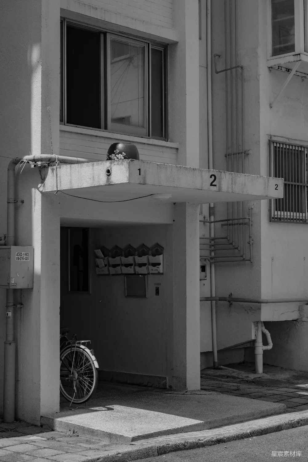 自行车停在建筑物外面