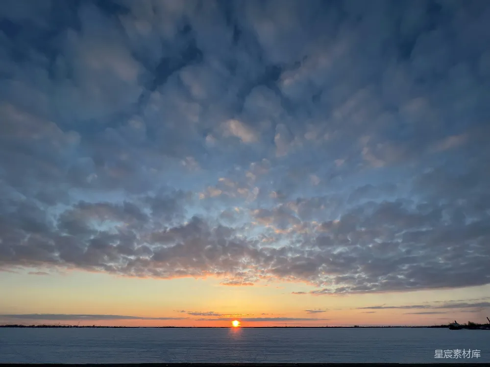 夕阳落下在一片水域之上