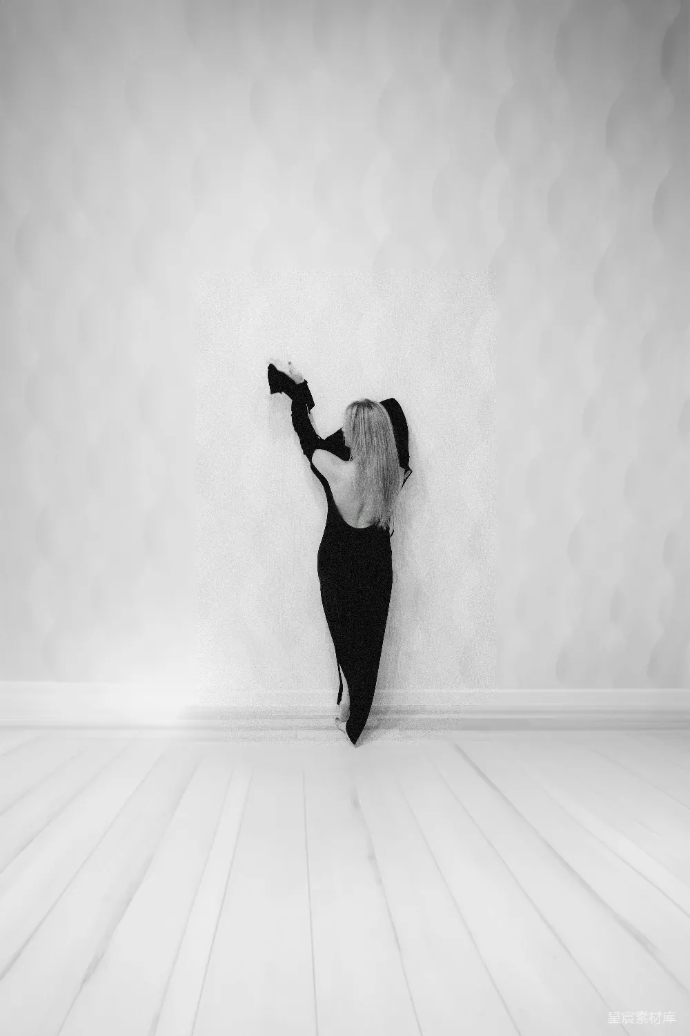 高清摄影 人物 壁纸 实验性 一个穿着黑色连衣裙的女人正在跳舞。