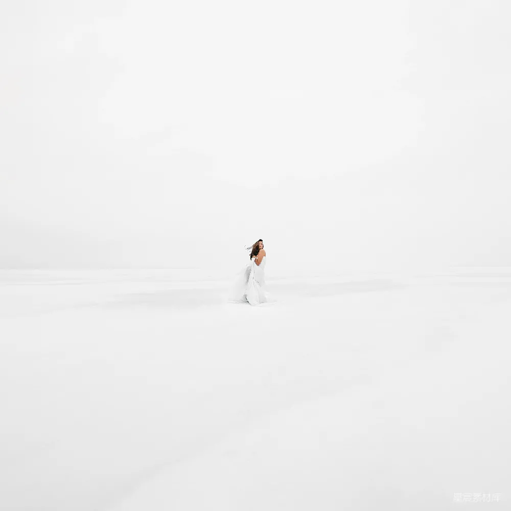高清摄影  一个女人站在积雪覆盖的田野中央