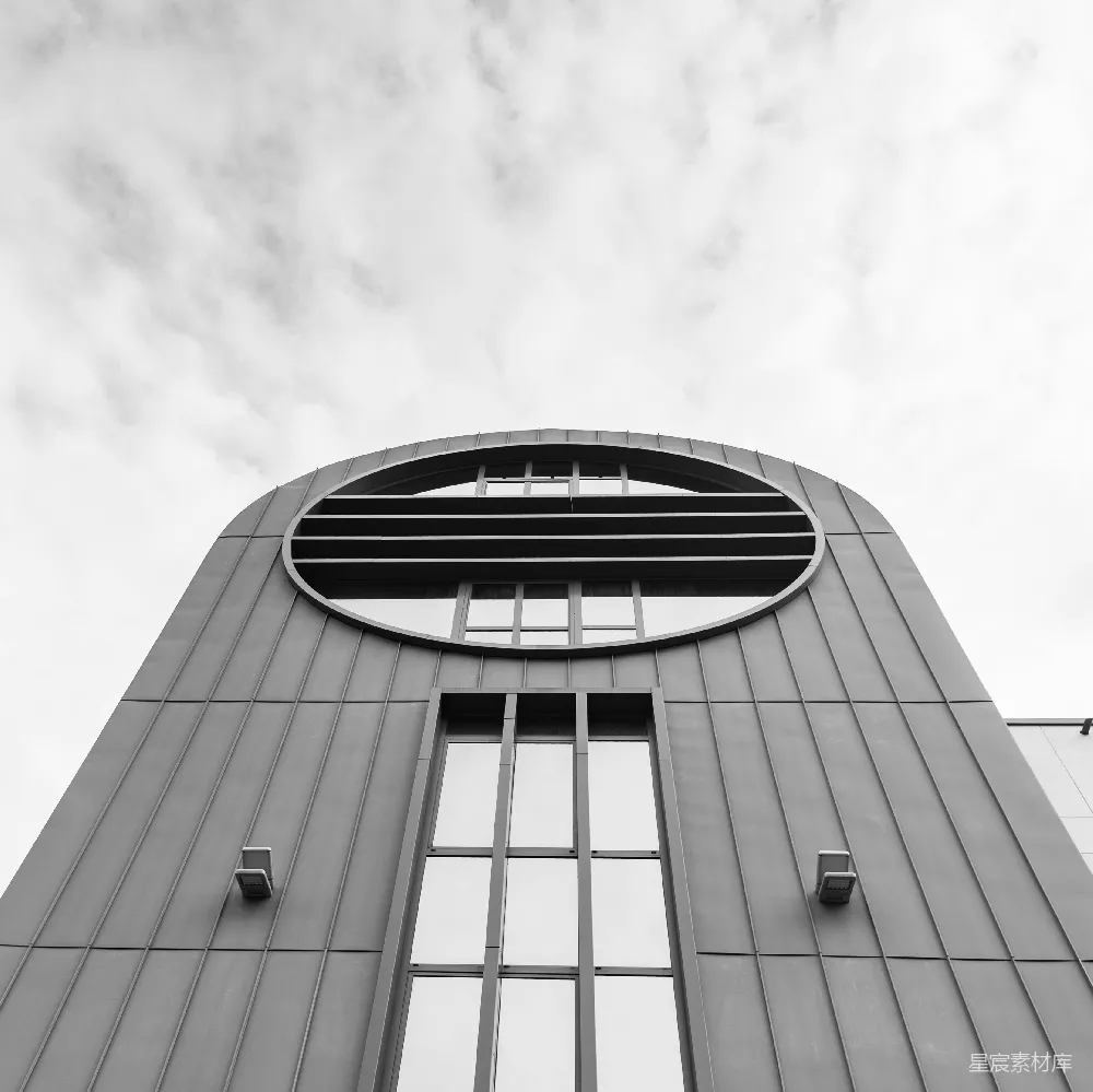 低角度拍摄混凝土建筑下的阴云天空
