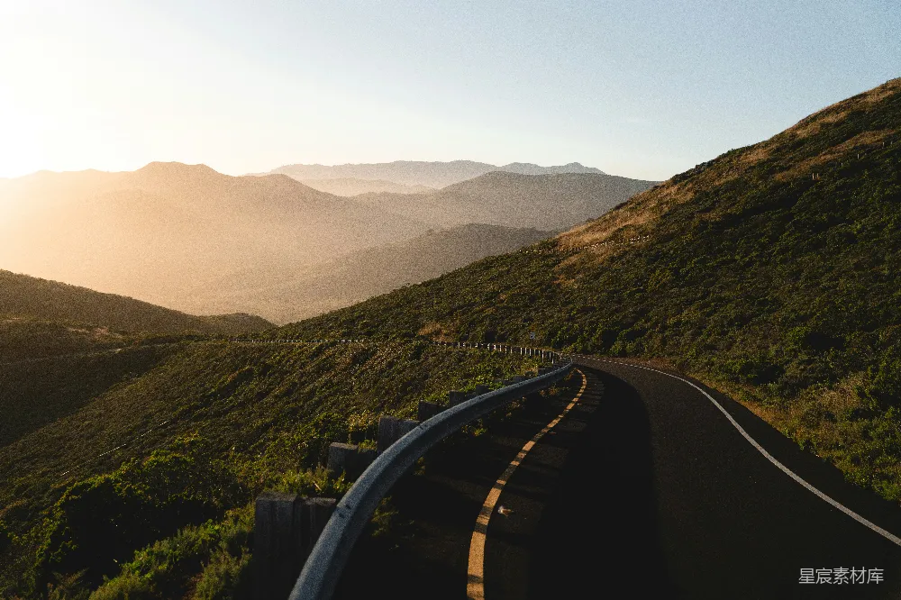 山中一条蜿蜒的道路