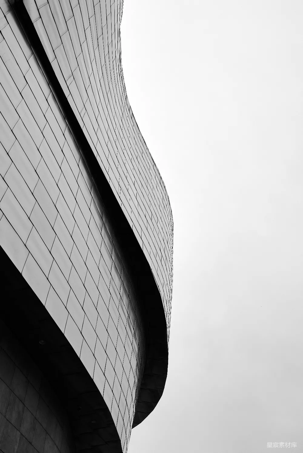 高清摄影  一张黑白照片，展示了一座弯曲的建筑。