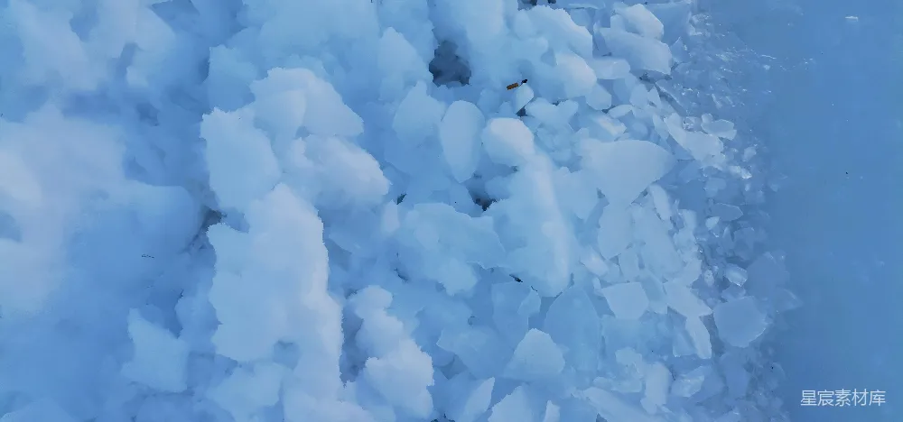 山侧大量的冰雪