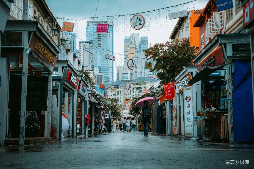城市街道旁边有许多建筑物在背景中。