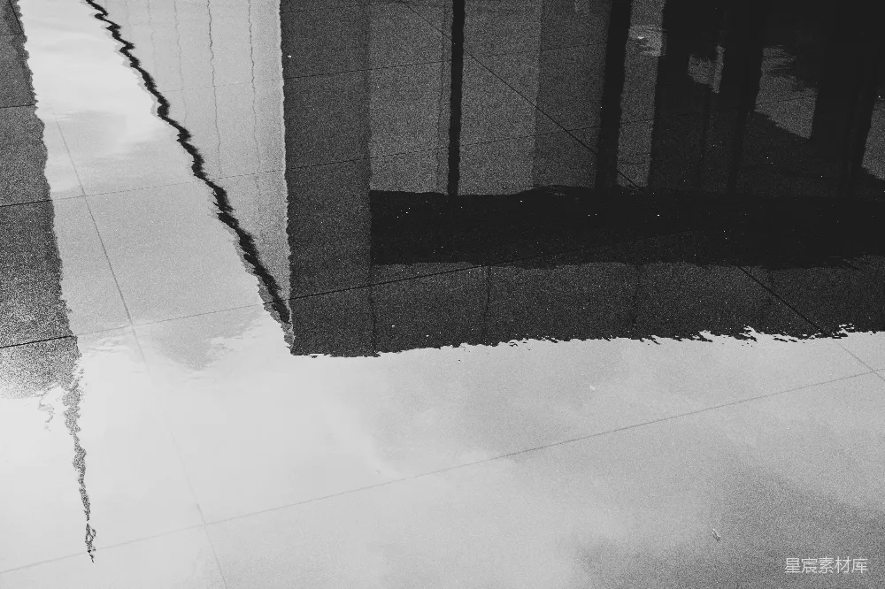 高清摄影  建筑物在水洼中的倒影