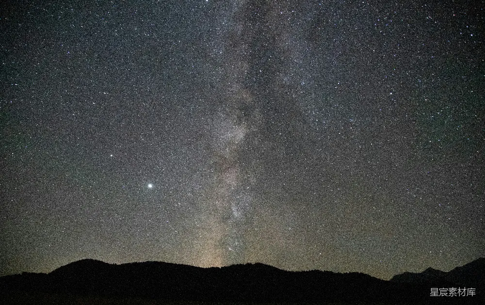 星夜中的山影