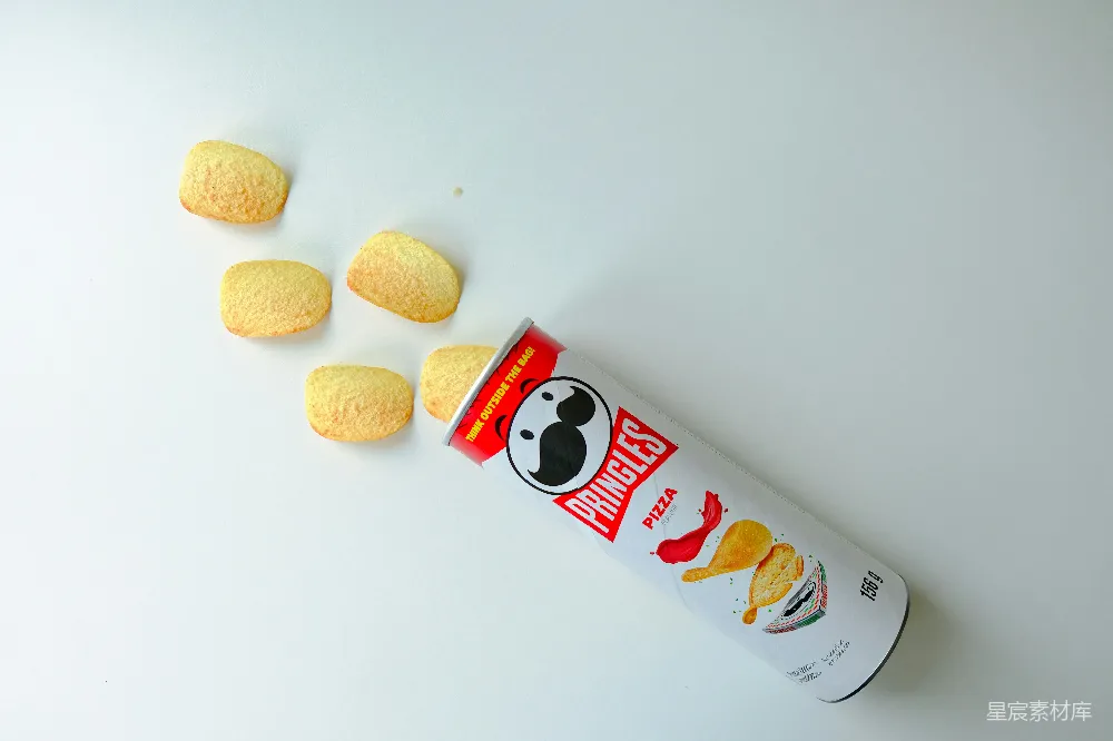 高清摄影  一罐通心粉奶酪放在白色表面上