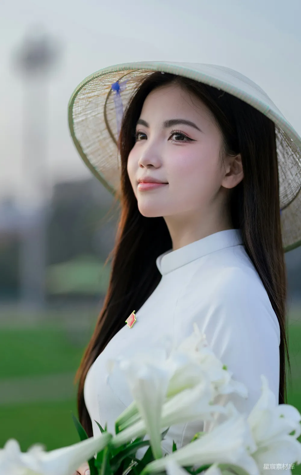 传统服饰穿着者户外姿态。
