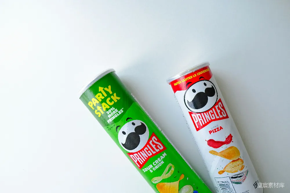 高清摄影  一管普瑞斯饼干旁边有一管薯片。