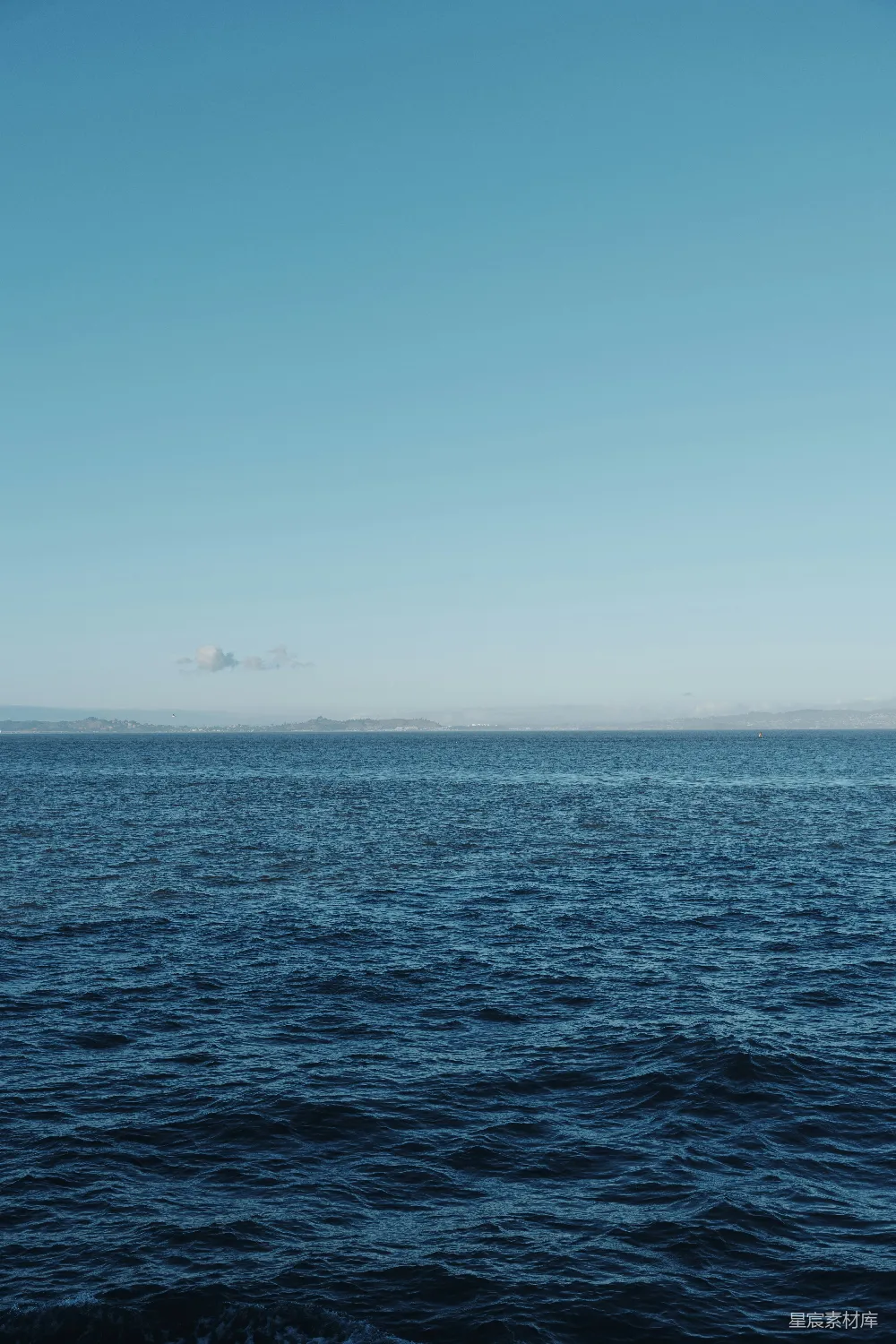 晴空下平静的蓝海洋