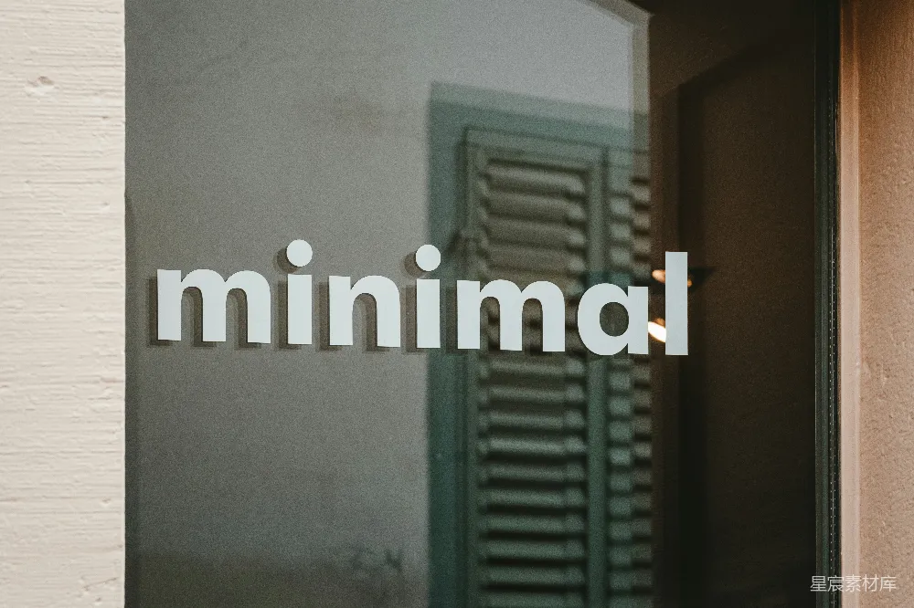 高清摄影  一扇玻璃门的特写，上面标有“minimal”这个词。