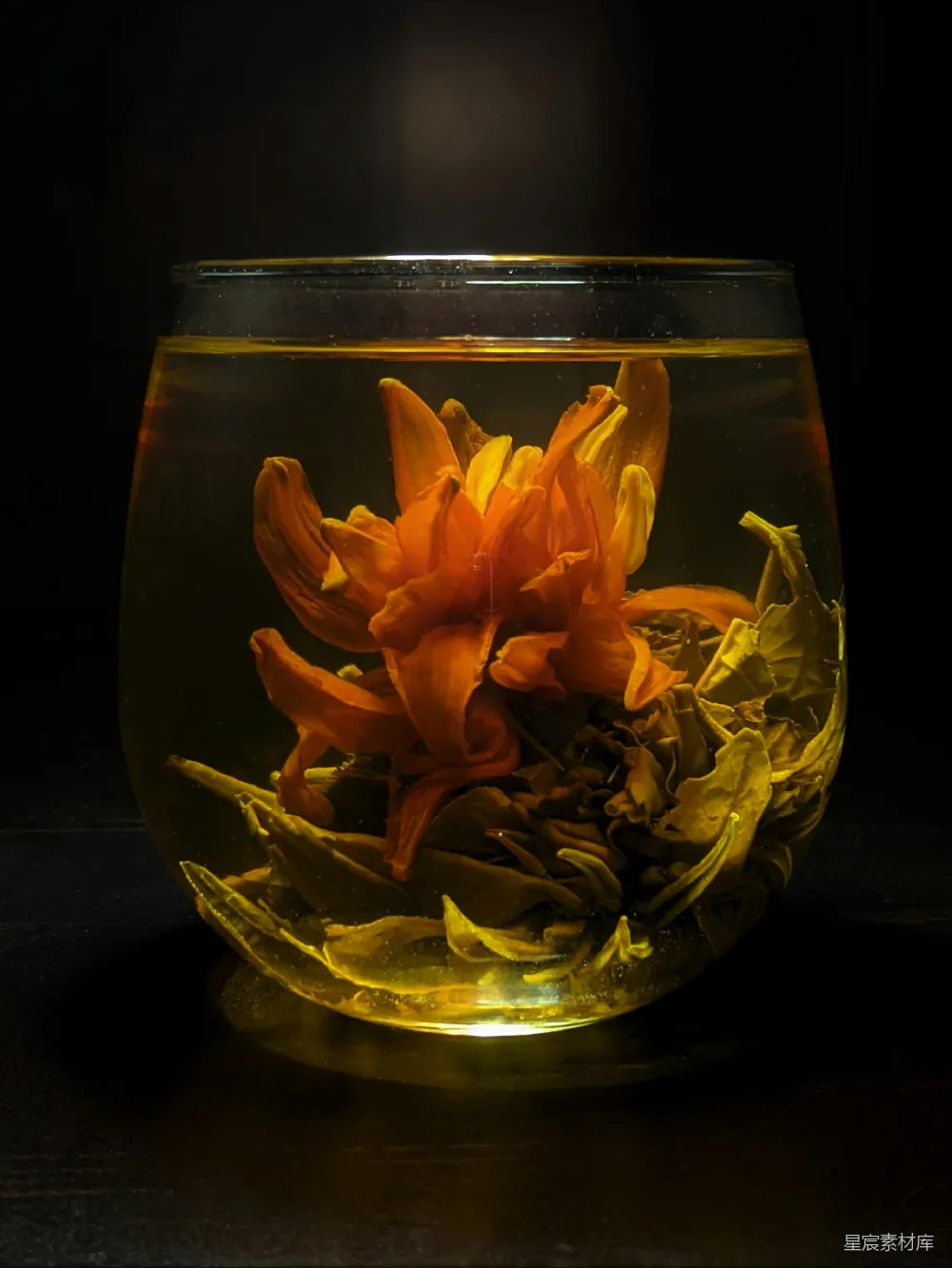 透明玻璃花瓶中盛放着黄色的花朵