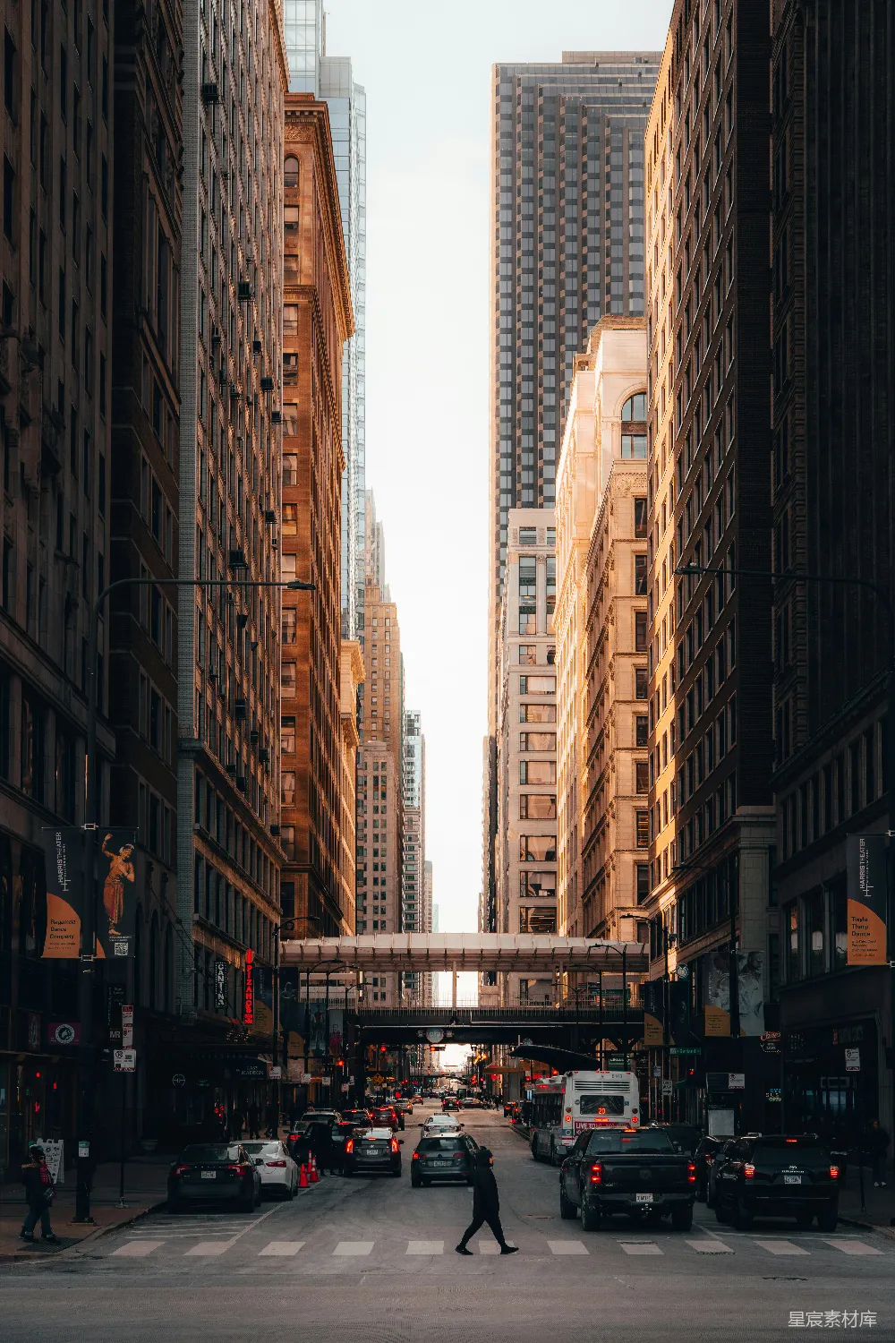 城市街道景象中高楼林立且有车辆通行。