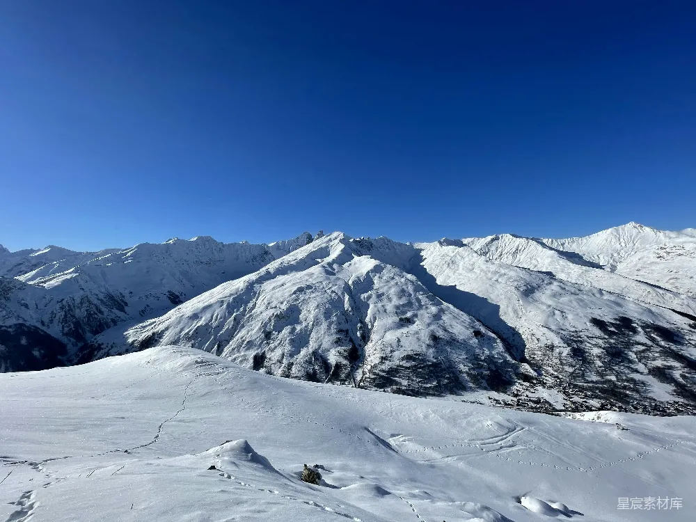 白天雪覆盖的山在蓝天之下