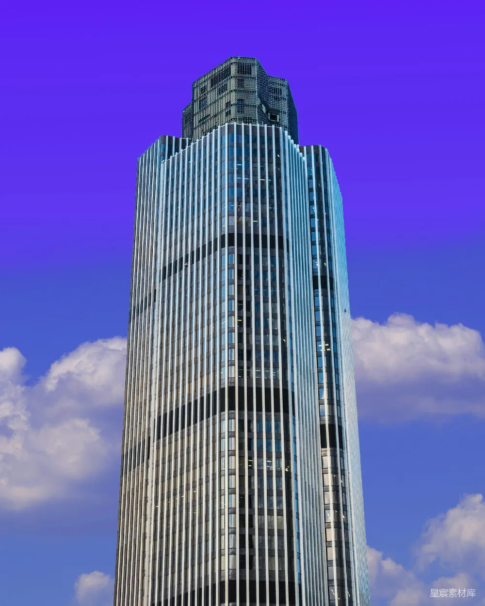 一座矗立在天空背景下的高大建筑物