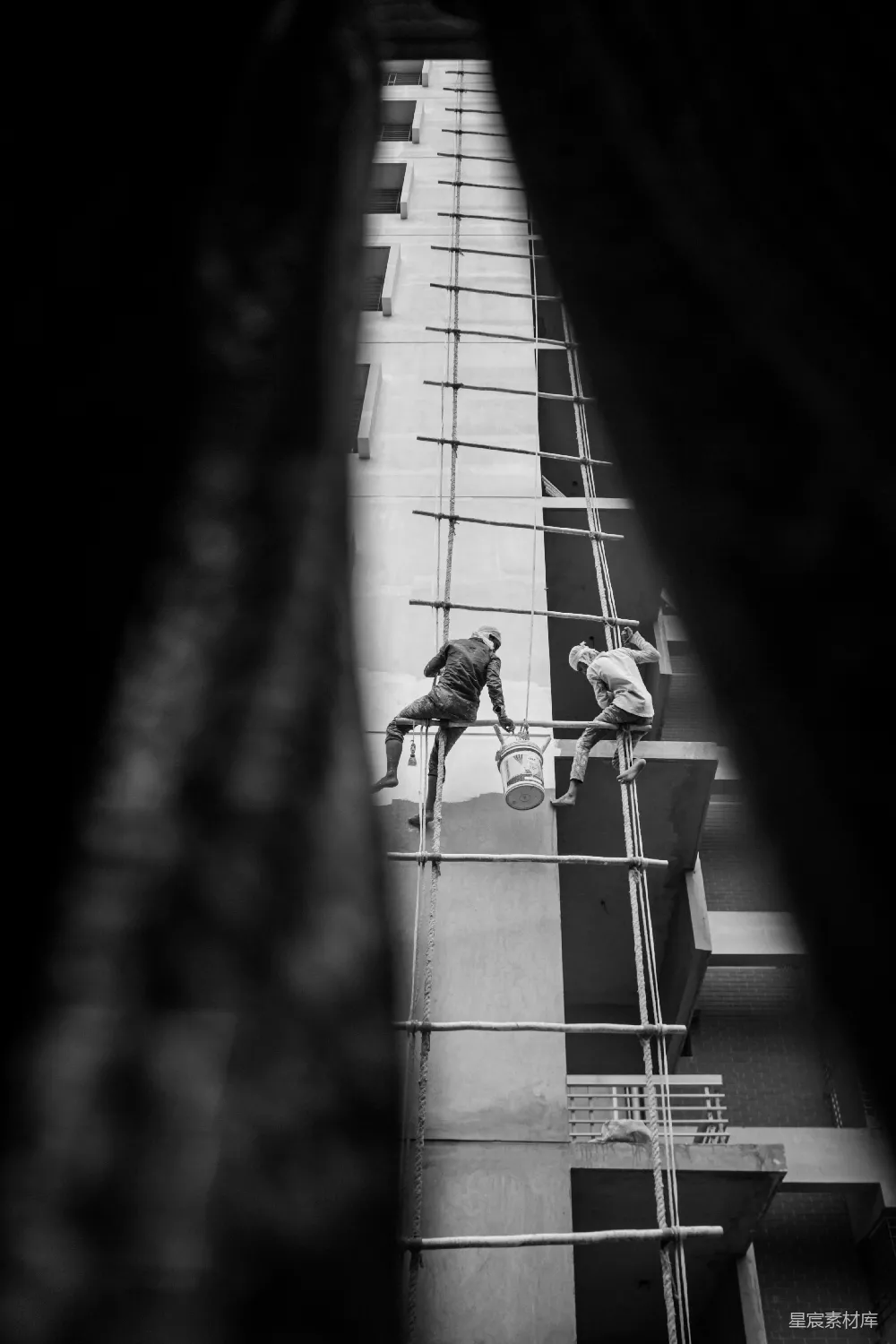 几名男子正在一栋建筑上工作。