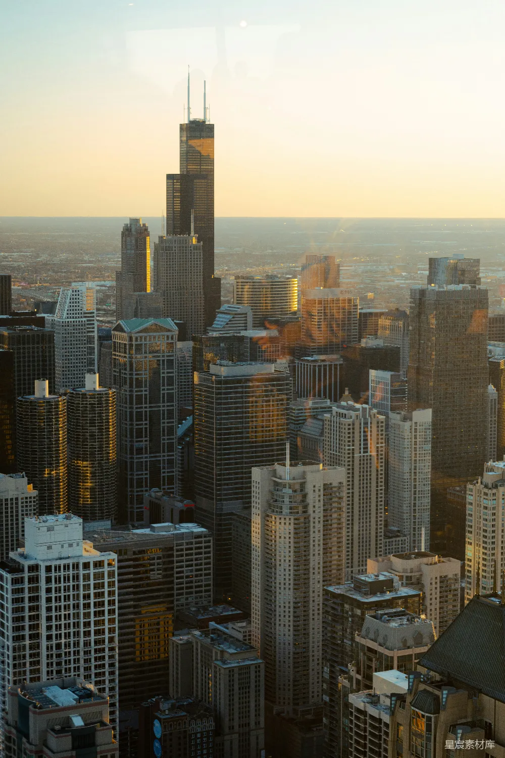 高楼大厦顶部俯瞰的城市景色
