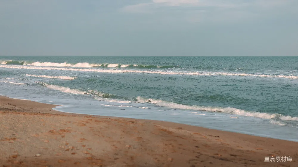 海边白天海浪撞击岸边