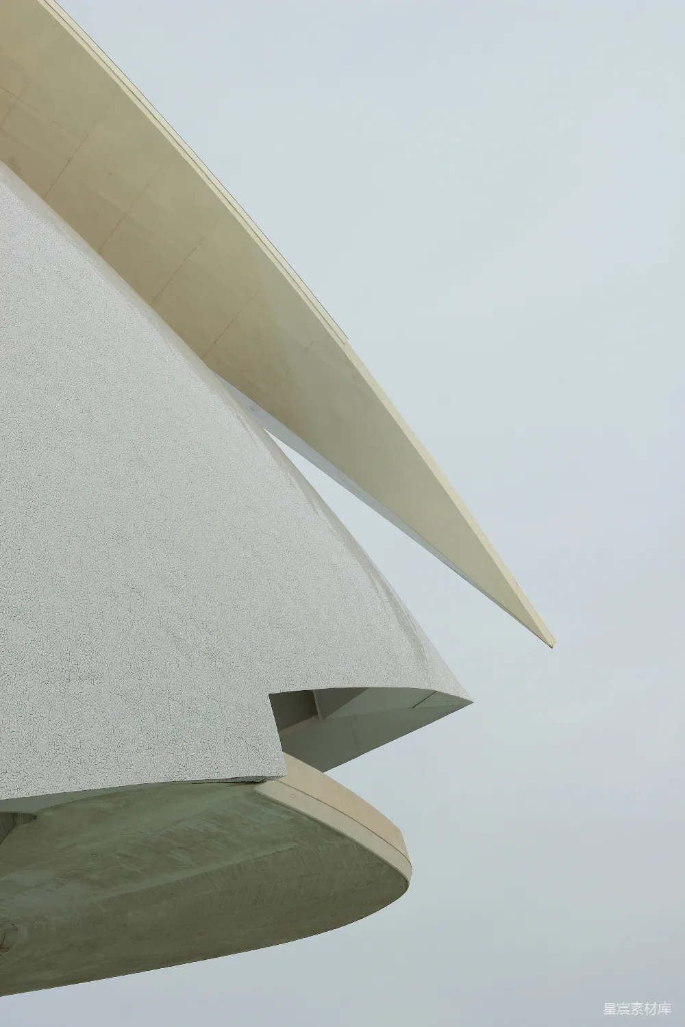 现代白色建筑结构矗立在淡蓝的天空中