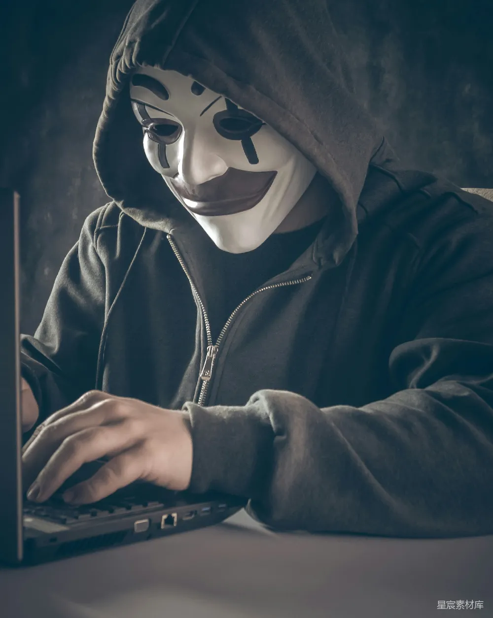高清摄影  戴口罩的人使用笔记本电脑